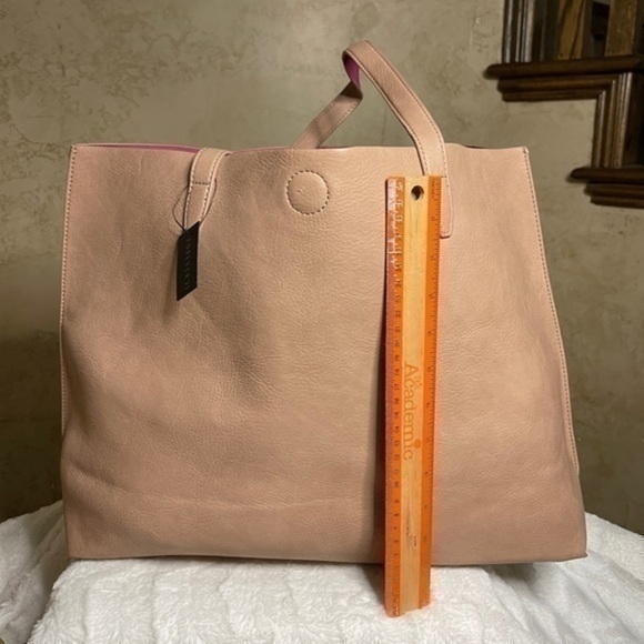 Brand new Forever 21. NWT. Cute pink interior. Very spacious. - Picture 4 of 10